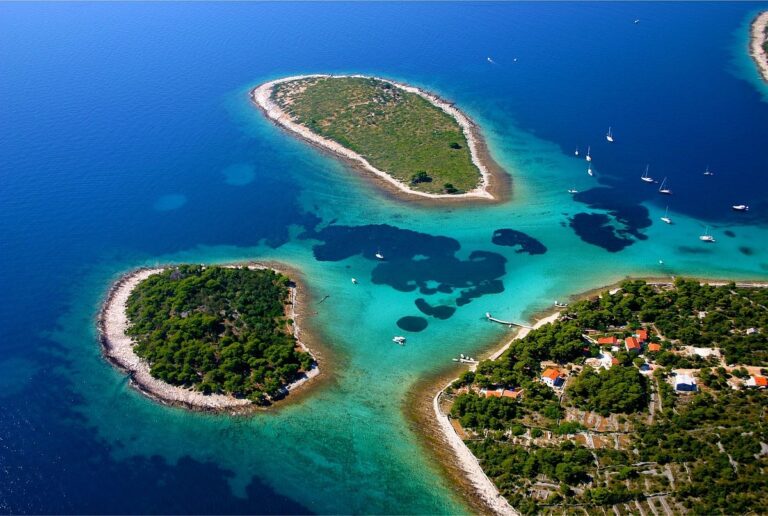 All-Inclusive Blue Lagoon Tour from Split with Three Islands Visit